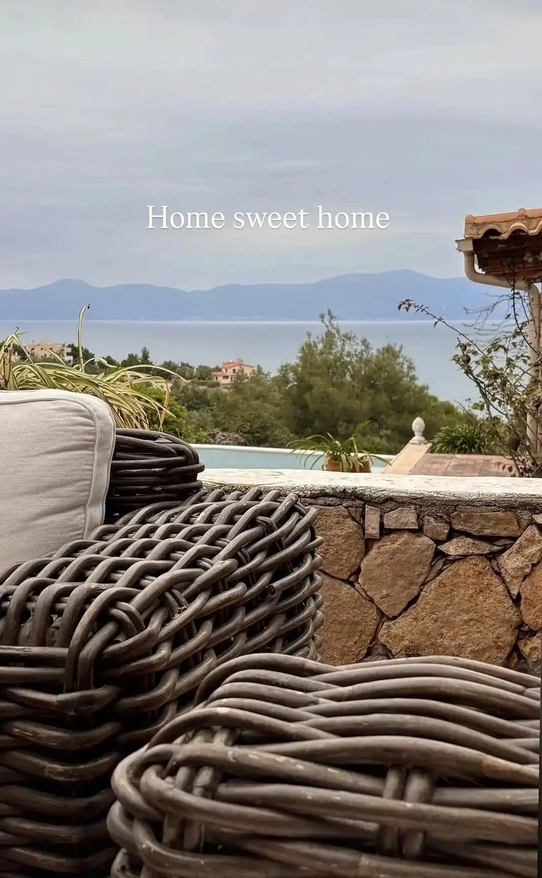 Μιμή Ντενίση: Οι φωτογραφίες από το πασχαλινό τραπέζι με την κόρη της, Μαριτίνα και τον σύντροφό της 3 ntenisi 4