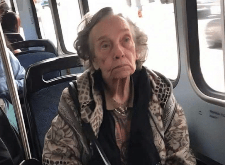 Δύο έφηβοι κοροϊδεύουν μια φτωχή ηλικιωμένη στο λεωφορείο… μέχρι που μια αντρική φωνή τους σταματά