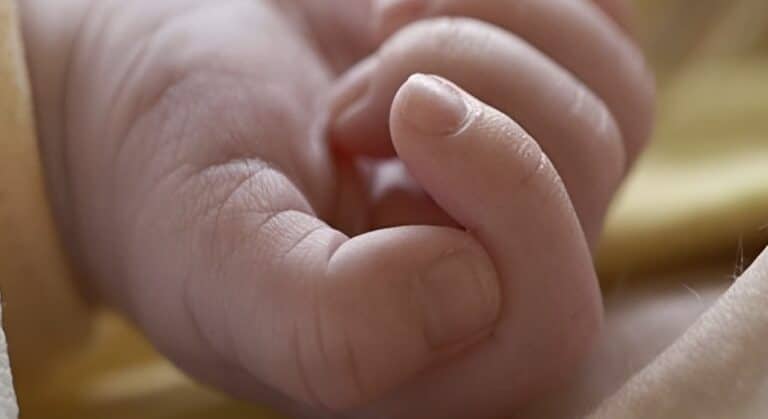 Σύγχρονη «Μήδεια»: Γέννησε σε τουαλέτα και έπνιξε το μωρό της στη λεκάνη, παρακολουθώντας το να πεθαίνει