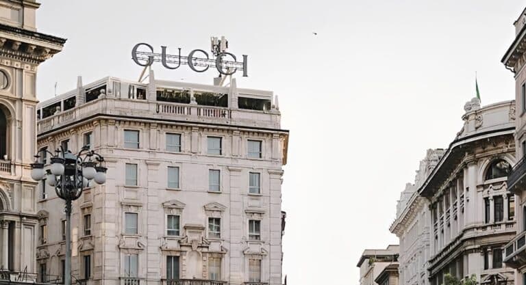 Το νέο «Ντουμπάι της Ευρώπης»: Η πόλη που μετά τον πόλεμο μάζεψε όλο το βαρύ χρήμα του πλανήτη