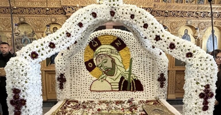 Πιστές στόλισαν Επιτάφιο επί 16 ώρες – Με χιλιάδες λουλούδια