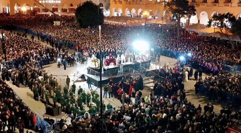 Θεσσαλονίκη: Η μοναδική στιγμή της συνάντησης 5 Επιταφίων στην Πλατεία Αριστοτέλους