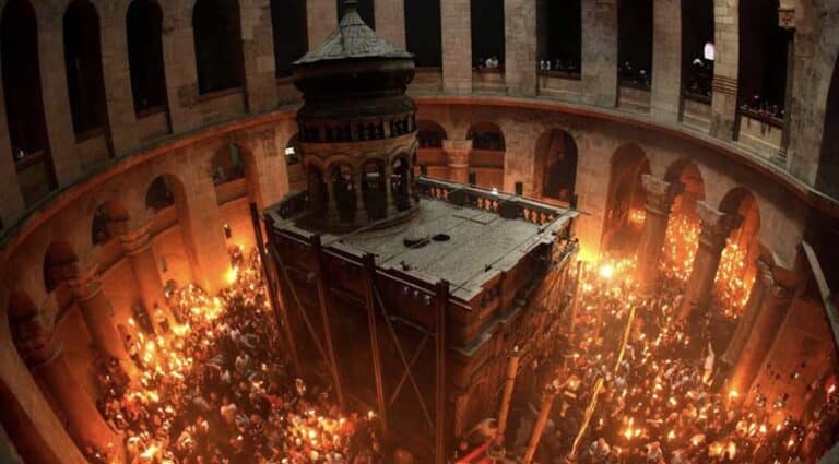 Άγιο Φως: Στα Ιεροσόλυμα η ελληνική αποστολή για την μεταφορά Του – Στις 18:30 καταφθάνει στην Αθήνα