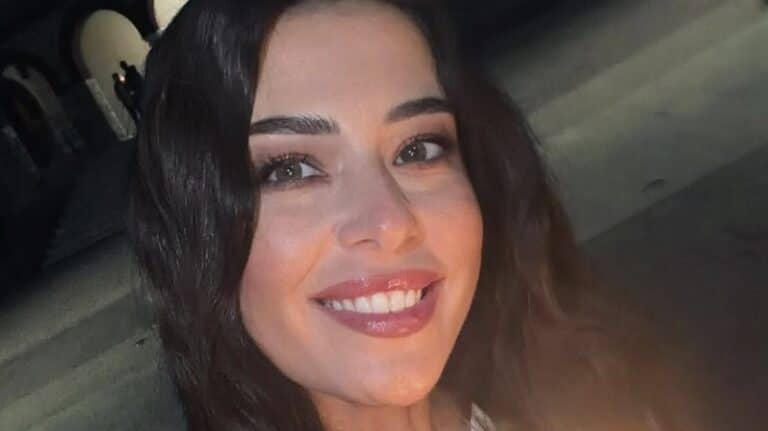 Αγνώριστη, πανέμορφη πασίγνωστη Ελληνίδα – Ανέβασε φωτογραφία για Καλό Πάσχα και όλοι ψάχνουν να βρουν ποια είναι.