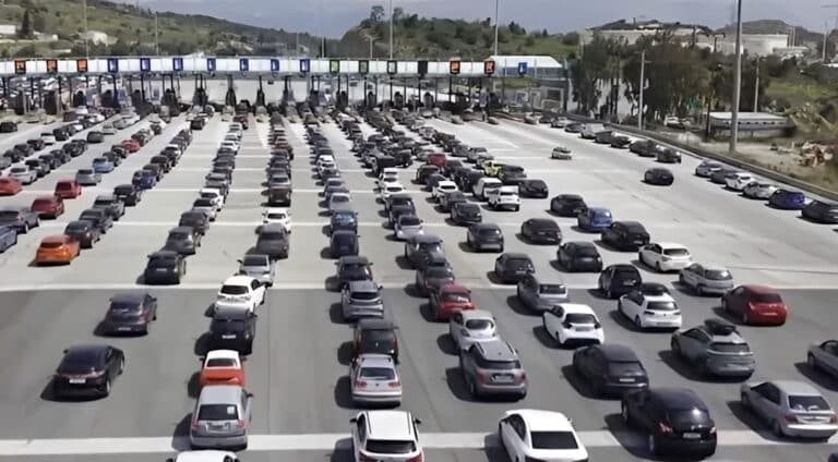 Κίνηση λόγω επιστροφής των εκδρομέων: Ποια ώρα θα κορυφωθεί η ροή των αυτοκινήτων