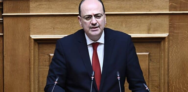 Ο Μακάριος Λαζαρίδης παρουσίασε on air το πτυχίο του: «Δεν θα απολογηθώ  για επιλογές ζωής πριν  από 40 χρόνια»