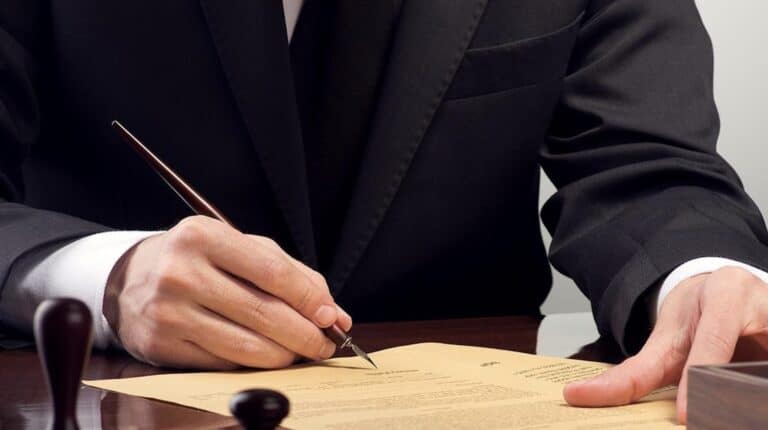 Ποιος παίρνει την περιουσία όταν δεν υπάρχει διαθήκη; Η «κληρονομική πυραμίδα» και οι εκπλήξεις της διαδοχής