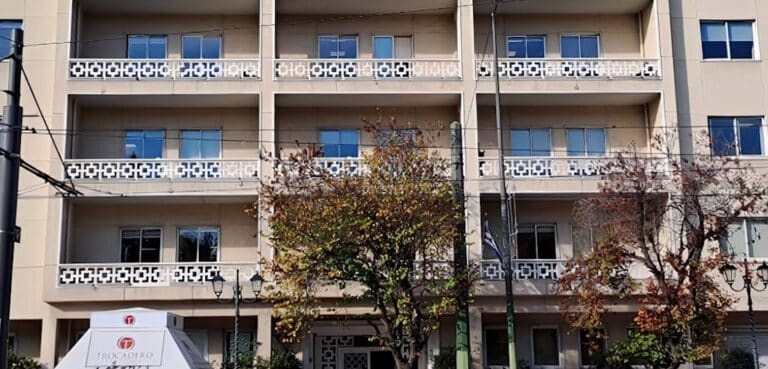 Θρήνος σήμερα στο Υπουργείο Τουρισμού – Γυναίκα έπεσε και σκοτώθηκε από την δεύτερο όροφο