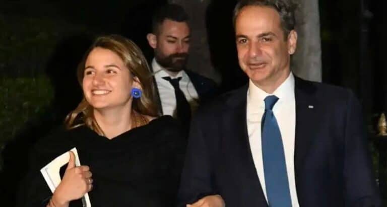 Κυριάκος Μητσοτάκης: Με την κόρη του, Δάφνη εμφανίστηκε στο χθεσινοβραδινό δείπνο με τον Εμανουέλ Μακρόν στο Προεδρικό Μέγαρο