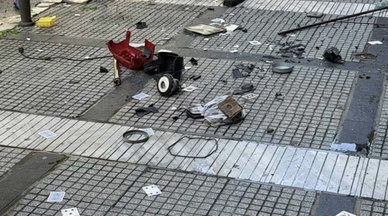 Μόνος στο… σπίτι:: Συνελήφθη στη Θεσσαλονίκη μητέρα 5χρονου που πετούσε αντικείμενα σε περαστικούς – Τι ισχυρίστηκε