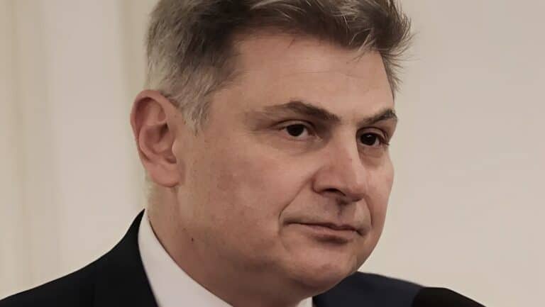 Ο Νικόλας Φαραντούρης στο ΠΑΣΟΚ: «Ενώνω τη φωνή μου για διαφάνεια και πολιτική αλλαγή»