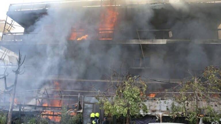 Μεγάλη φωτιά σε κατάστημα ανταλλακτικών στο Ίλιον – Επεκτάθηκε και σε διαμερίσματα