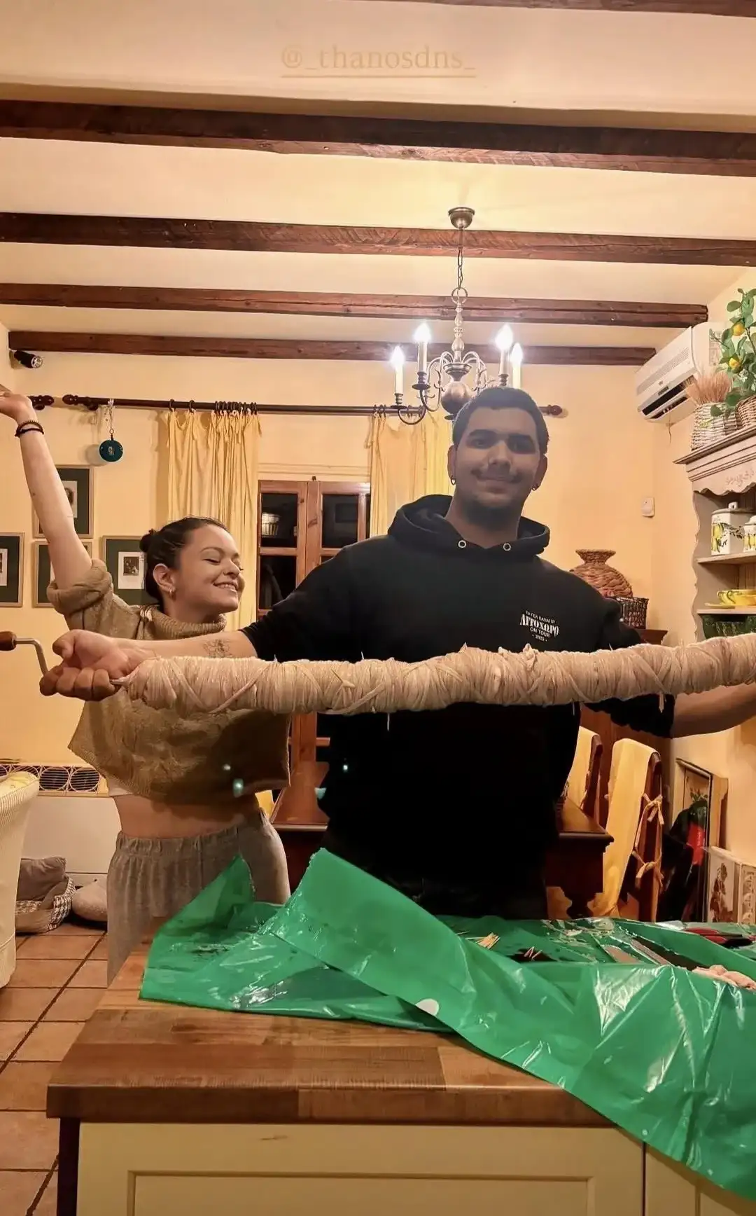 Μιμή Ντενίση: Οι φωτογραφίες από το πασχαλινό τραπέζι με την κόρη της, Μαριτίνα και τον σύντροφό της 2 thanos 3