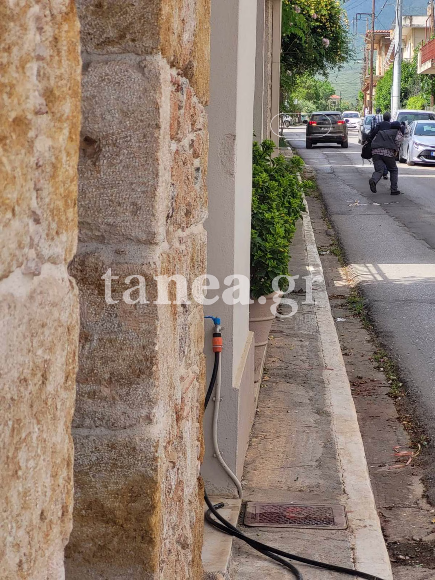 Ληστεία με καλάσνικοφ σε ελληνική τράπεζα: Η στιγμή της διαφυγής των δραστών – Τους έπεσαν τα χρήματα ενώ έτρεχαν 3 1000012935 v4
