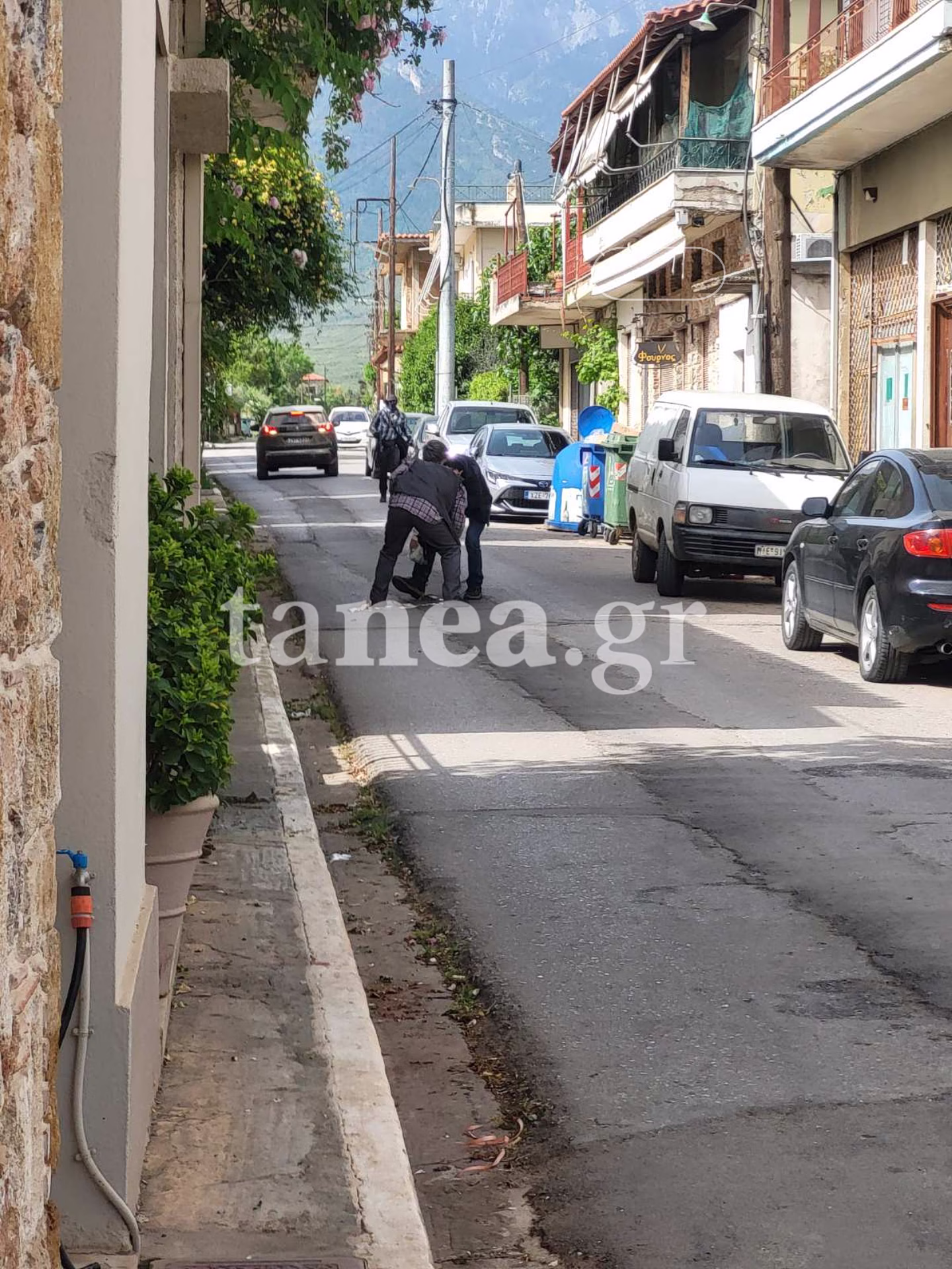 Ληστεία με καλάσνικοφ σε ελληνική τράπεζα: Η στιγμή της διαφυγής των δραστών – Τους έπεσαν τα χρήματα ενώ έτρεχαν 2 1000012935 v5