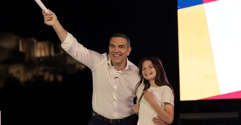 Η 10χρονη Ήρα και το «χαρτί» του Τσίπρα: Το παρασκήνιο πίσω από το κορίτσι με τα λευκά στο Θησείο