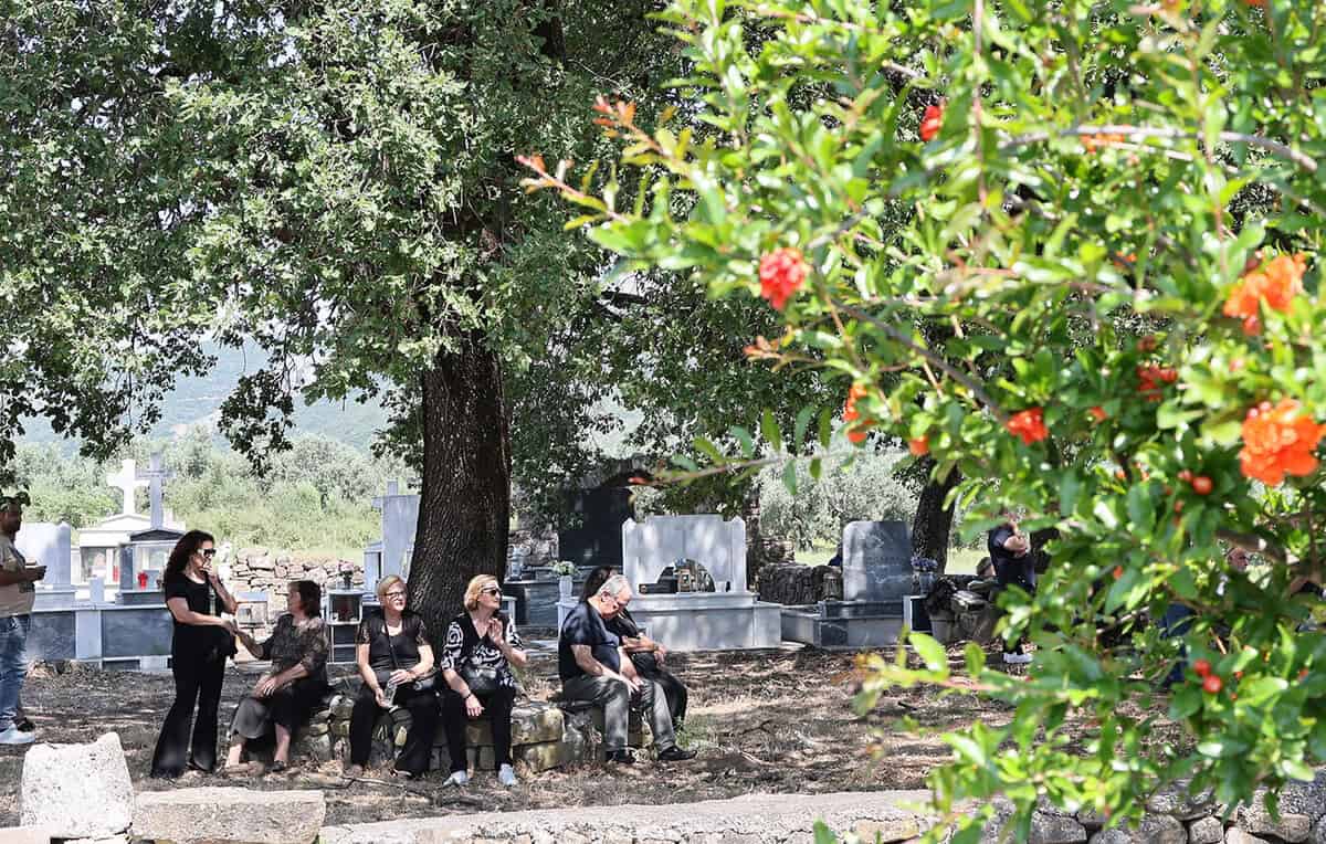 Δέλλας: Όλη τη νύχτα δεν έφυγε από το μνήμα της Γωγώς-H έκκληση του Τραϊανού μετά την ταφή της Μαστροκώστα 3 3 110