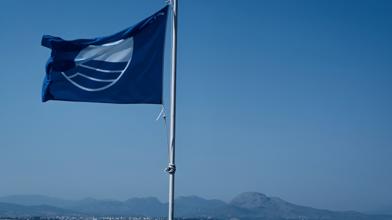 Oι 624 παραλίες της Ελλάδας με Γαλάζια Σημαία για το 2026 – Δείτε τις 17 καλύτερες ακτές της Αττικής
