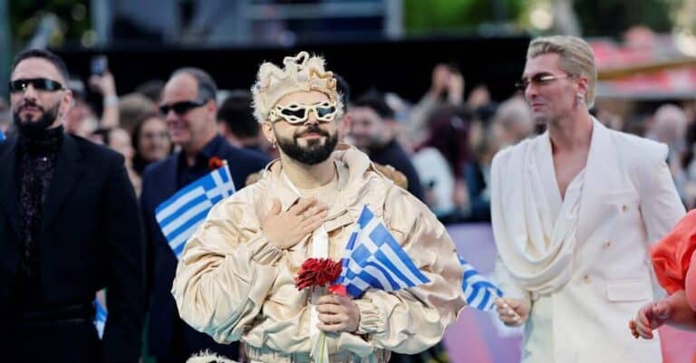 Eurovision 2026:  Η εντυπωσιακή εμφάνιση του Ακύλα στο καθιερωμένο τιρκουάζ χαλί του μουσικού διαγωνισμού