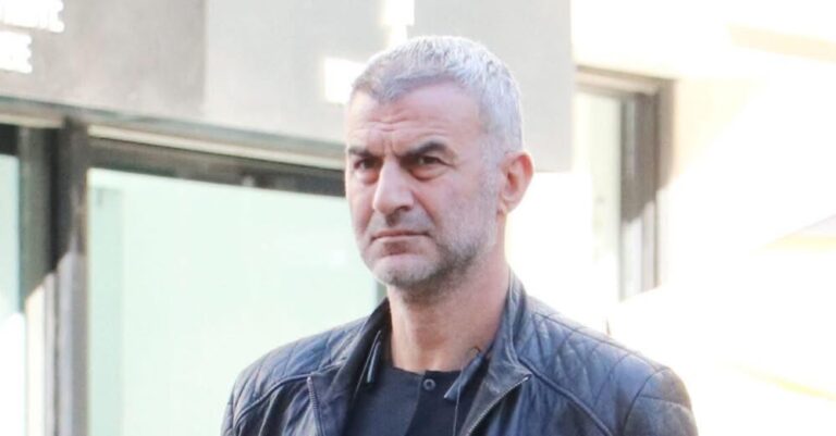 Γωγώ Μαστροκώστα:  Η συγκινητική ανάρτηση –  «Ο Τραϊανός Δέλλας έφευγε με την τελευταία πτήση για Αθήνα και επέστρεφε το πρωί άυπνος»