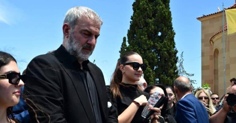 Τραϊανός Δέλλας στην κηδεία της Γωγώς Μαστροκώστα:  «Στο τελευταίο κύμα σε έχασα, ξεκουράσου αγάπη μου γιατί κουράστηκες πολύ»