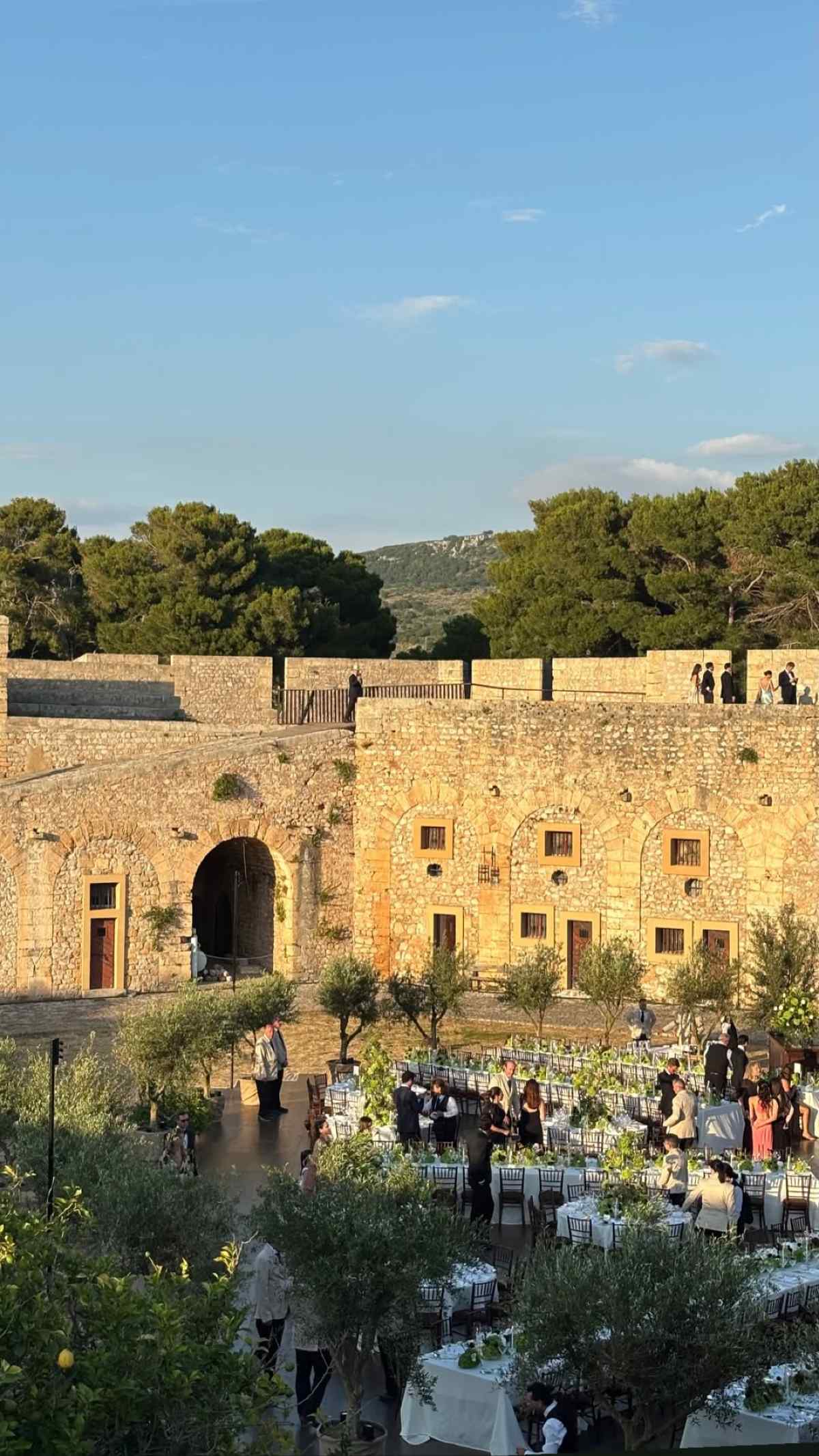 Όλα τα βλέμματα πάνω στην Αλεξάνδρα Κωστοπούλου: Ποιος διάσημος σχεδιαστής έραψε το ονειρικό φόρεμα για τον γάμο της αδερφής της 10 amalia kostopoylo jake medwell 10