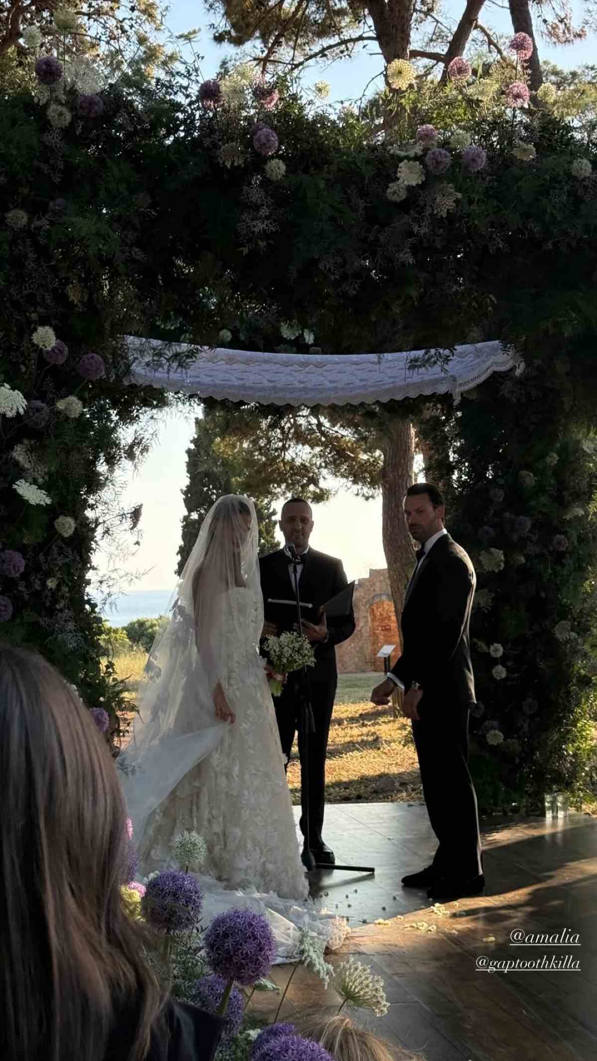 Όλα τα βλέμματα πάνω στην Αλεξάνδρα Κωστοπούλου: Ποιος διάσημος σχεδιαστής έραψε το ονειρικό φόρεμα για τον γάμο της αδερφής της 6 amalia kostopoylo jake medwell 6
