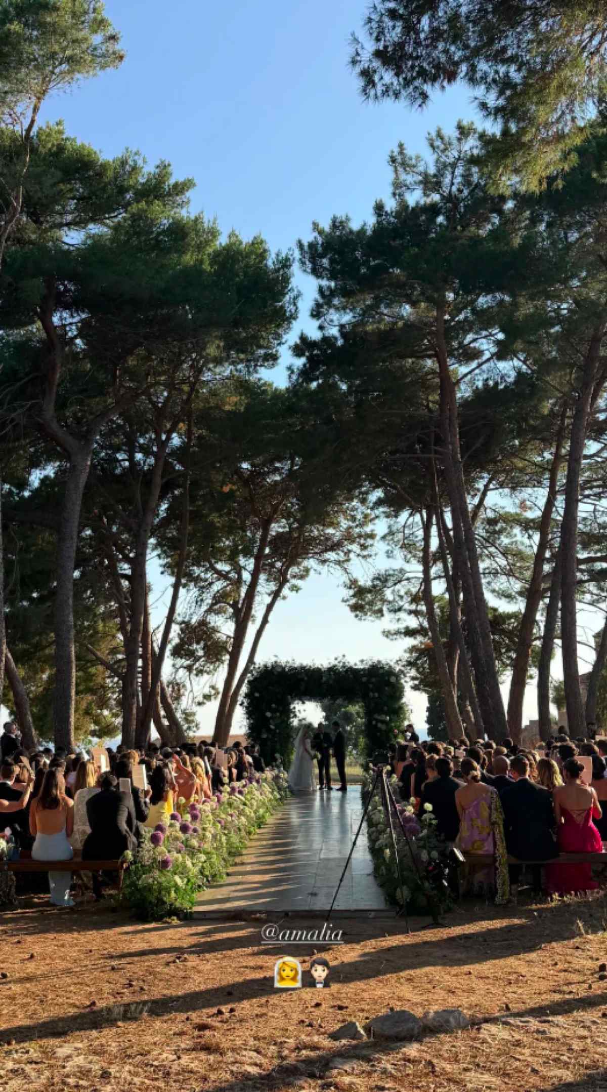 Όλα τα βλέμματα πάνω στην Αλεξάνδρα Κωστοπούλου: Ποιος διάσημος σχεδιαστής έραψε το ονειρικό φόρεμα για τον γάμο της αδερφής της 13 amalia kostopoyloy tzeik medwell 3