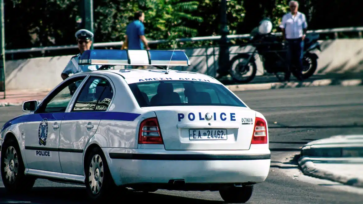 Ομόνοια: Έπιασε από τον λαιμό πιστό μέσα σε εκκλησία και του άρπαξε το τσαντάκι – Αντιστάθηκε κατά τη σύλληψή του 2 astynomia peripoliko mak