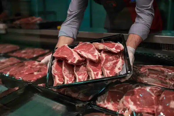Ελλάδα: Πρόστιμο-μαμούθ 26.500 ευρώ σε συνοικιακό κρεοπωλείο 2 closeup butchers hands holding meat 600nw 2450875827