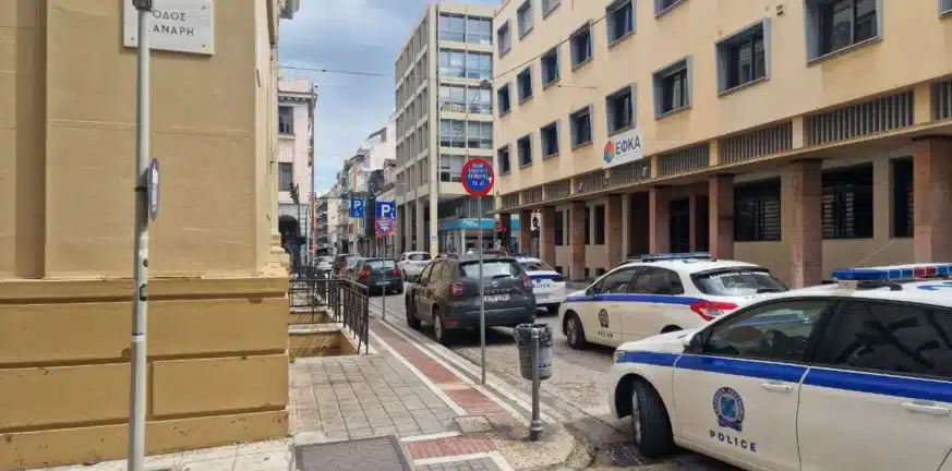 Πάτρα: Ανατροπή στη δίκη του 35χρονου επιχειρηματία – Η 16χρονη τον υπερασπίστηκε και αφέθηκε ελεύθερος με αναστολή 1 dikastiria patra 873x432 1
