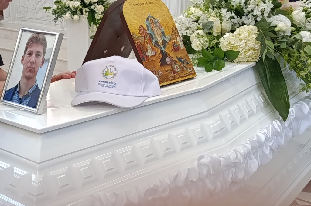 Σε κλίμα οδύνης η κηδεία του 33χρονου γιατρού που αγνοούνταν για 6 μήνες – Το συγκινητικό «αντίο» της σχολικής του κοινότητας