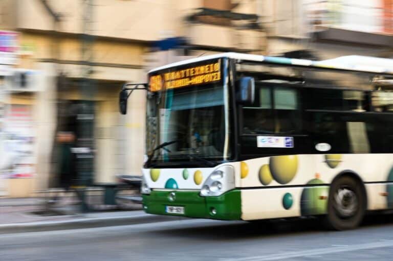 Υπουργείο Μεταφορών: 700 οδηγοί λεωφορείων δήλωναν ασθένεια και δούλευαν στα τουριστικά πούλμαν
