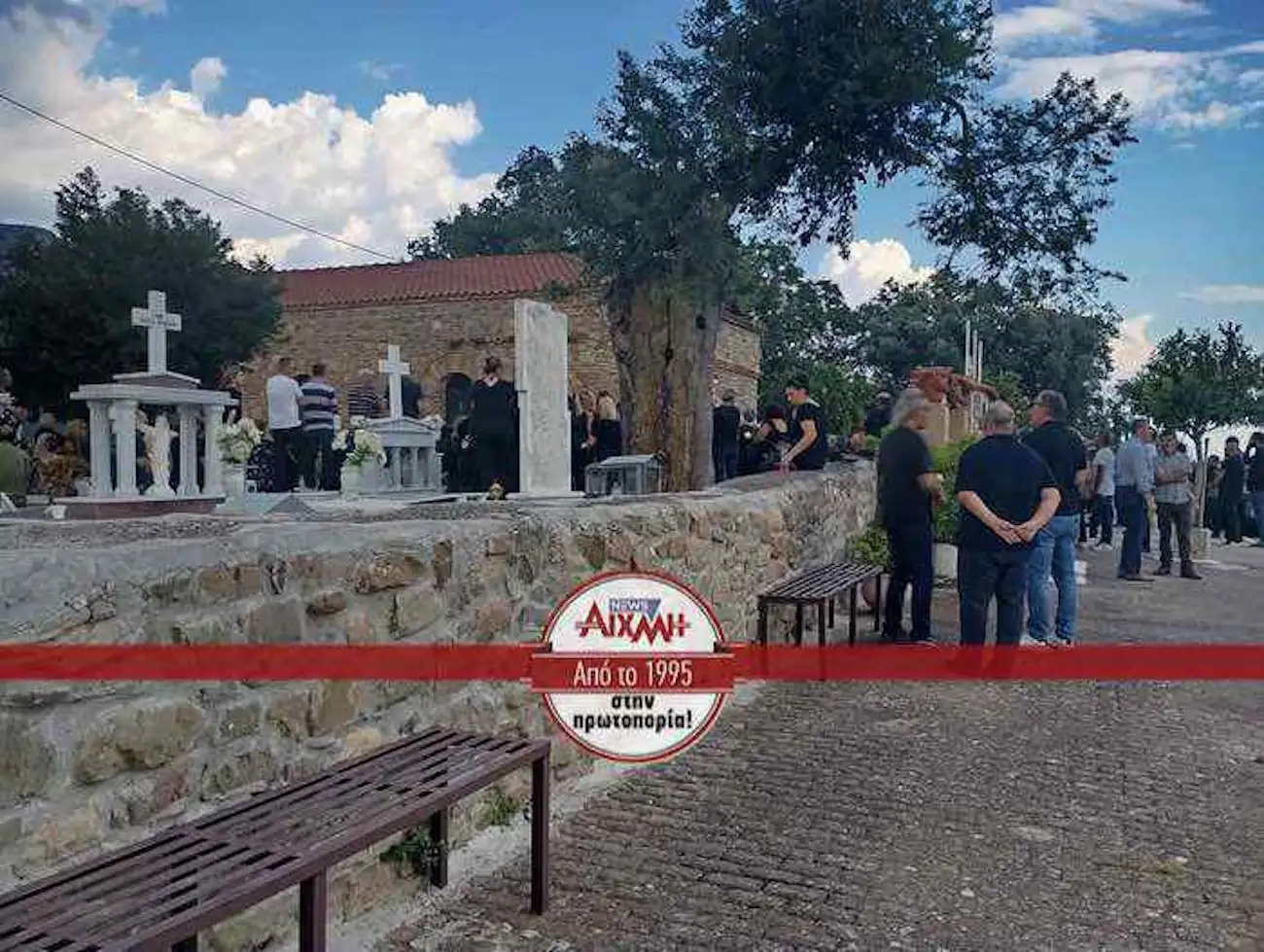 Γωγώ Μαστροκώστα: Απέραντος πόνος και οδύνη στην ταφή της στο Ευηνοχώρι Μεσολογγίου – Συντετριμμένη η οικογένειά της 6 mastrokosta tafi2