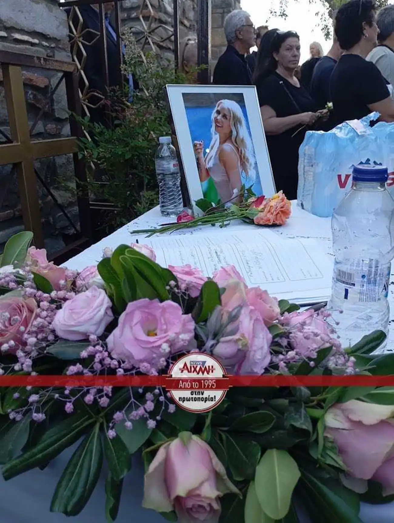 Γωγώ Μαστροκώστα: Απέραντος πόνος και οδύνη στην ταφή της στο Ευηνοχώρι Μεσολογγίου – Συντετριμμένη η οικογένειά της 4 mastrokosta tafi3
