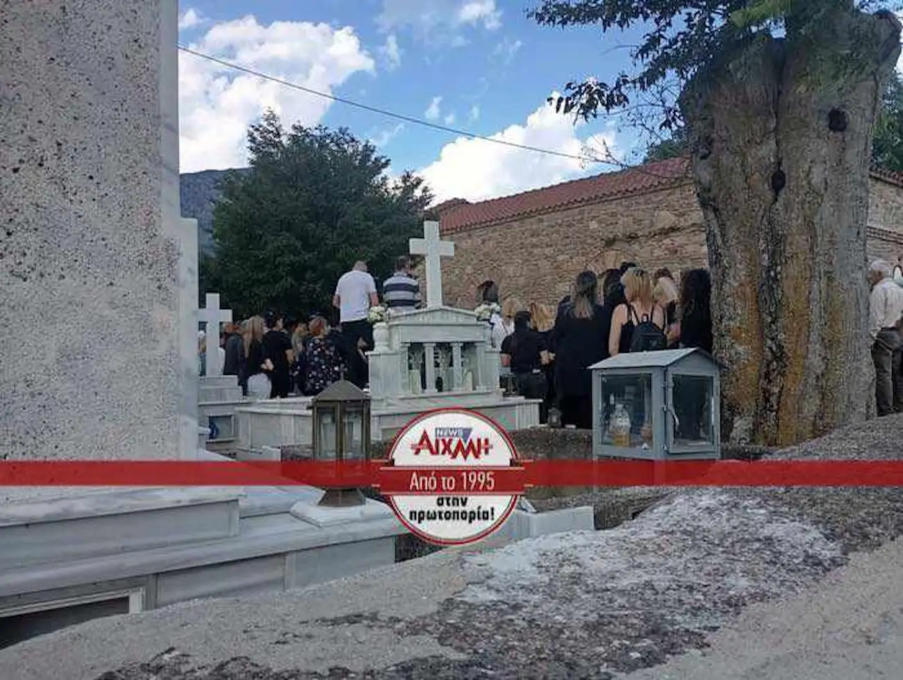 Γωγώ Μαστροκώστα: Απέραντος πόνος και οδύνη στην ταφή της στο Ευηνοχώρι Μεσολογγίου – Συντετριμμένη η οικογένειά της 3 mastrokosta tafi4