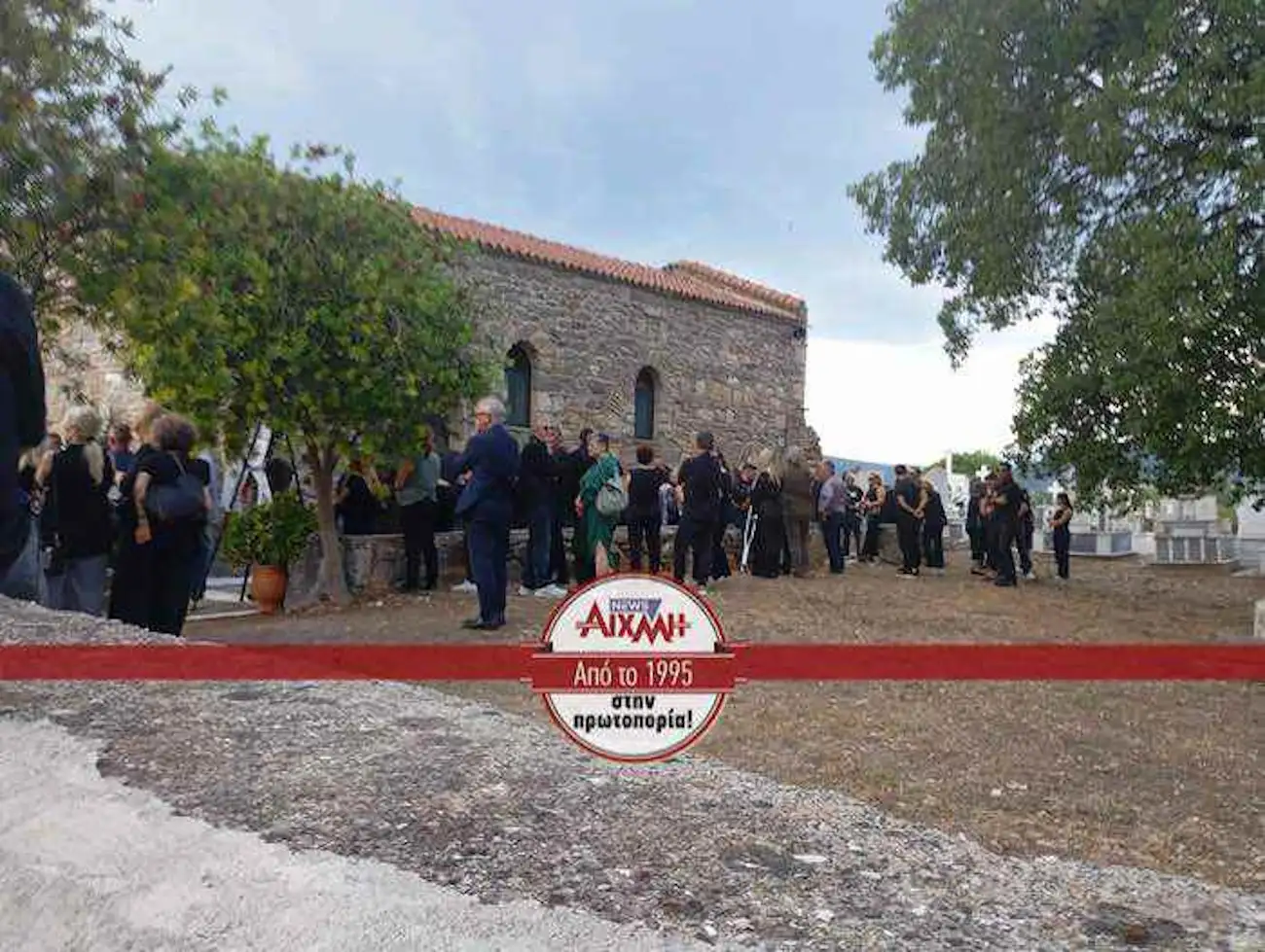 Γωγώ Μαστροκώστα: Απέραντος πόνος και οδύνη στην ταφή της στο Ευηνοχώρι Μεσολογγίου – Συντετριμμένη η οικογένειά της 2 mastrokosta tafi5
