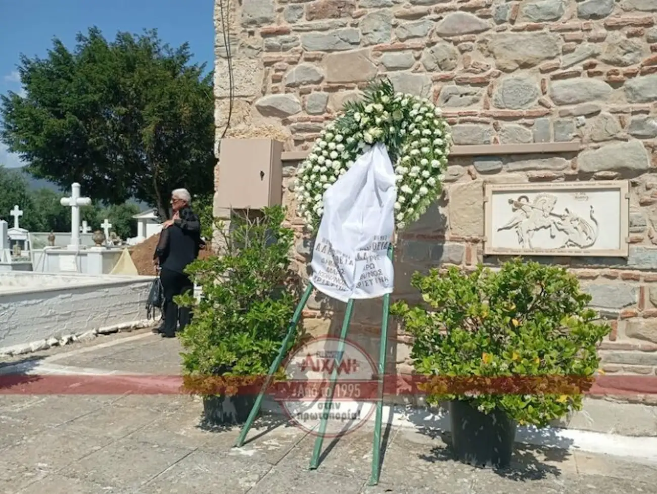 Γωγώ Μαστροκώστα: Απέραντος πόνος και οδύνη στην ταφή της στο Ευηνοχώρι Μεσολογγίου – Συντετριμμένη η οικογένειά της 1 mastrokosta tafi6