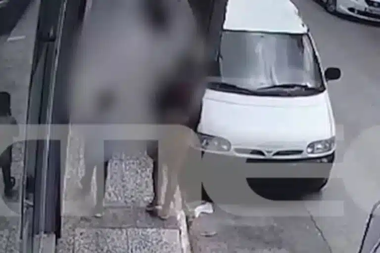 Μενίδι: 16χρονη και 8χρονος έριξαν στο έδαφος πεθερά βουλευτή για τη ληστέψουν – Δείτε βίντεο
