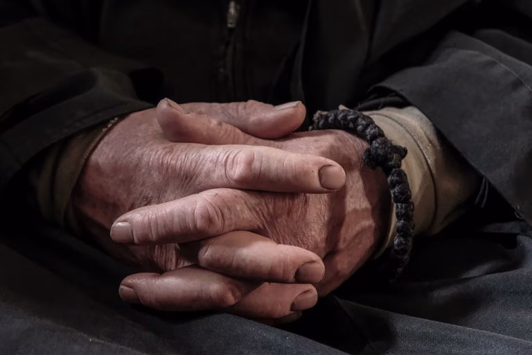 Μοναχός έλυσε τη ζώνη του και πήδηξε έξω από το εν κινήσει ασθενοφόρο που τον μετέφερε