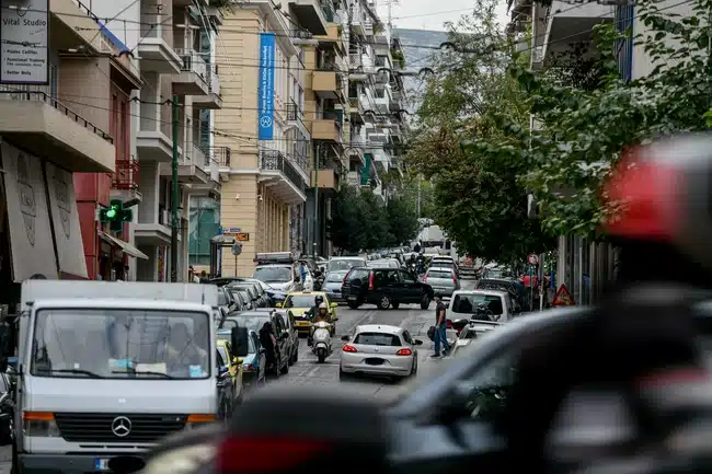 Σε αυτή τη γειτονιά της Αθήνας δεν υπάρχει θέση πάρκινγκ ούτε καν για να τη νοικιάσεις 1 pagkrati athina kinisi.jpg