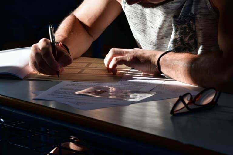 Πανελλήνιες: «Δεν θα τα καταφέρω, έχω πάρα πολύ άγχος» – Οι άνθρωποι πίσω από τις τηλεφωνικές γραμμές υποστήριξης