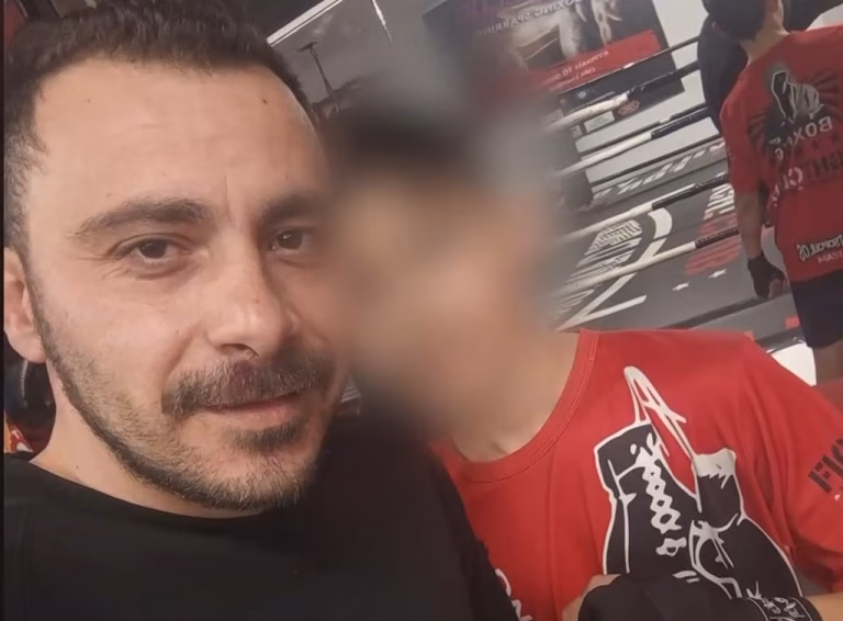 Σοκάρει ο πατέρας που έδωσε όπλο στον 12χρονο γιο του: «Το παιδί μου ζήτησε να ρίξει μια βολή, το όπλο είναι ακίνδυνο»