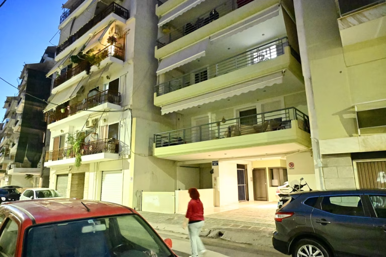 Θρίλερ στον Πειραιά με την πτώση της 24χρονης από τον 7ο όροφο – Τι ερευνά η Αστυνομία