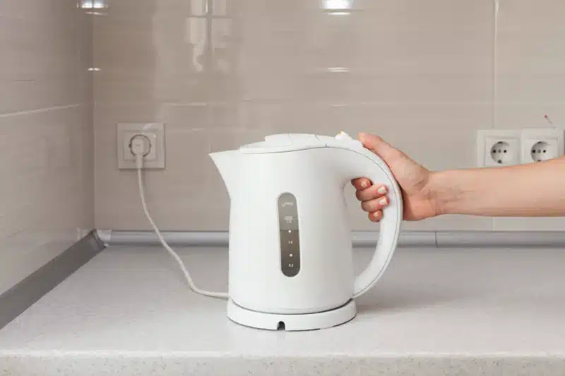 plastic kettle 25be25f8 2057 410e 831a 5ffd5dbfa9d4
