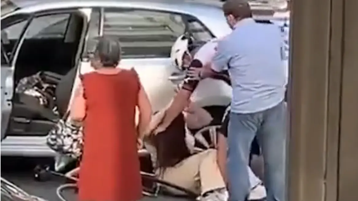 Ποδηλάτης στην Πορτογαλία άρπαξε από τον λαιμό και γρονθοκόπησε γυναίκα οδηγό στη μέση του δρόμου 1 podilatis