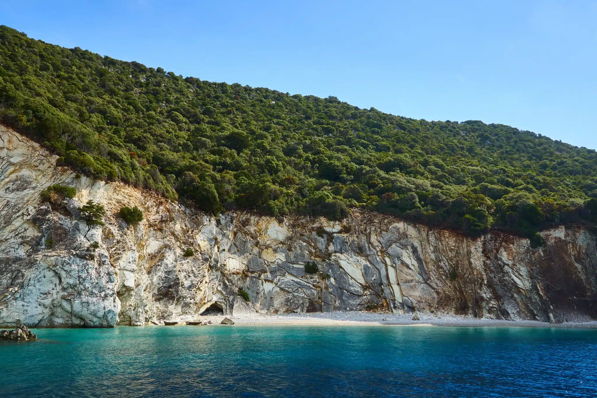 Το κρυφό διαμάντι του Ιονίου όπου δεν υπάρχουν αυτοκίνητα και η ζωή κυλά σαν να έχει σταματήσει ο χρόνος 5 shutterstock 1190965342 2048x1365 1