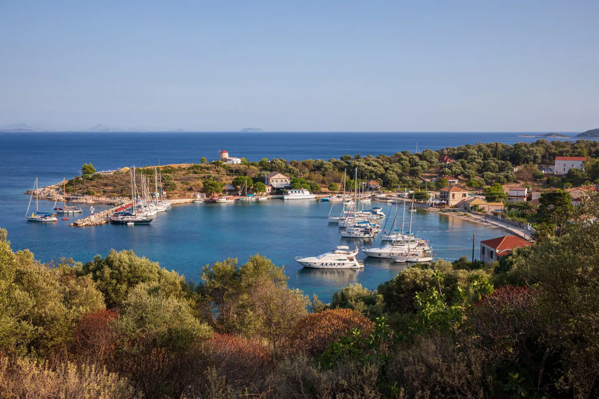 Το κρυφό διαμάντι του Ιονίου όπου δεν υπάρχουν αυτοκίνητα και η ζωή κυλά σαν να έχει σταματήσει ο χρόνος 1 shutterstock 1679055322 2048x1365 1