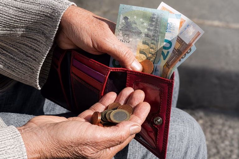 Συντάξεις Ιουνίου: Το «μυστικό» των τραπεζών για να πληρωθείτε μια μέρα νωρίτερα