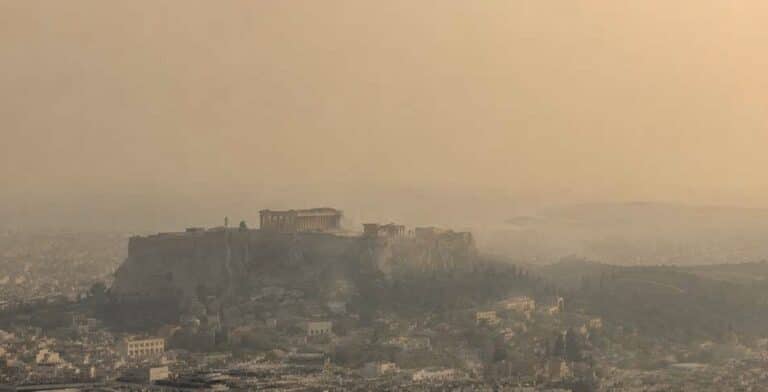 «Θανατηφόρος αέρας» πάνω από την Ελλάδα: Σε κόκκινο συναγερμό η Αθήνα για τα μικροσωματίδια